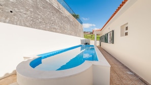 Dive into bliss at Casa Eleanor's private pool, your perfect spot for relaxation and rejuvenation awaits. #pool #villa #calheta