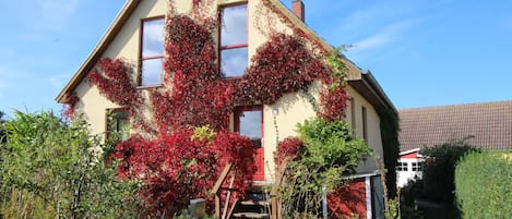 Haus im Herbstlaub