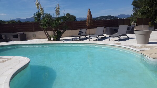 Piscine avec vue sur l'esterel