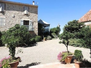 une partie de la maison vue de la cour privative
