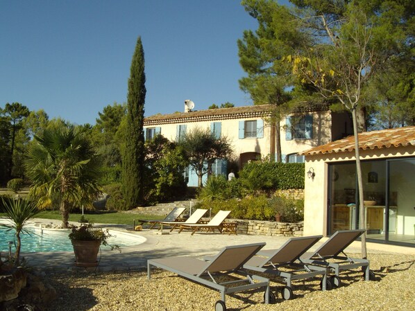  la bastide vue de la piscine 