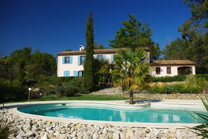 vue de la piscine avant pose de la cloture piscine 