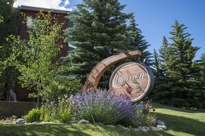Summer in paradise. Park & never drive to call x restaurants ski lifts. 