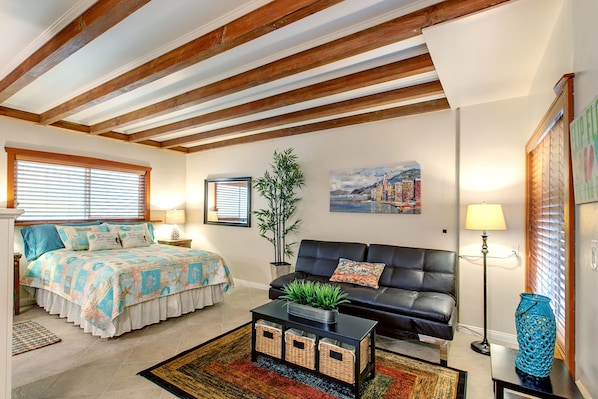 Spacious, exquisitely remodeled Studio. Walking distance to beach & fine dining