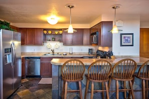 Have breakfast at the bar | Main Level