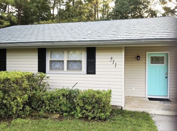 Beautiful 1 story cottage with no stairs to climb on a quiet cul-de-sac street