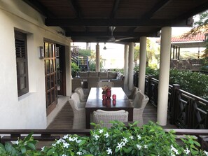 Eethoek in tropische tuin
Dining area in a tropical garden