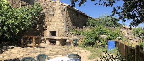 JARDIN CON BARBACOA CERRADO CON VALLA DE SEGURIDAD HOMOLOGADA