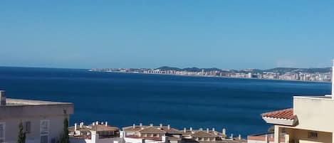 Proche des plages, très belle vue sur la baie de Fuengirola de la terrasse.