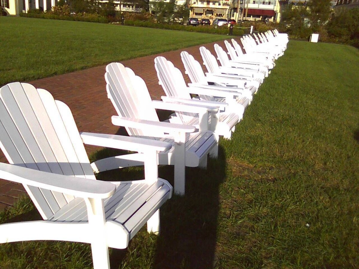 CAPE MAY .1 Block to the beach JUST STEPS to THE POOL AND TO THE OCEAN