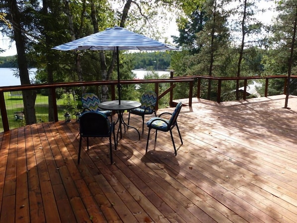 Table & chairs on side sun deck