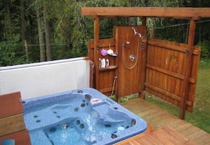 Hot tub & hot/cold outdoor shower.