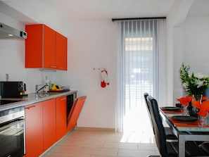 Gebäude, Cabinetry, Fenster, Orange, Holz, Küchengerät, Pflanze, Herd, Zimmerpflanze, Küche