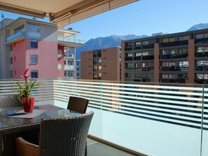 Gebäude, Himmel, Daytime, Fenster, Möbel, Pflanze, Blumentopf, Tabelle, Schatten, Interior Design