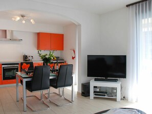 Möbel, Fernsehen, Couch, Zimmerpflanze, Gebäude, Wohnzimmer, Stuhl, Komfort, Fussboden, Vorhang