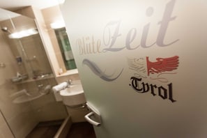 Blick ins Badezimmer