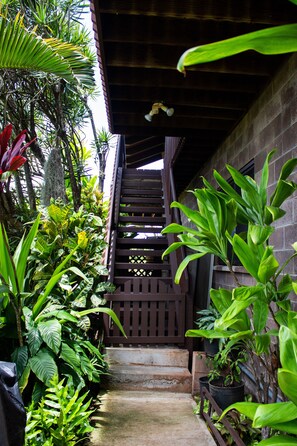 Private Entry-Way and Outdoor Cooking area.