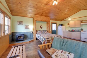 Living Area | Fireplace | Free WiFi (Limited) | Flat-Screen TV