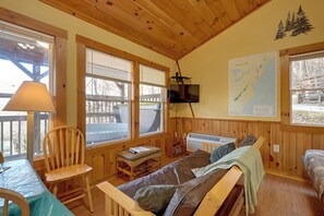 Lounge Area | Smart TV | Futon
