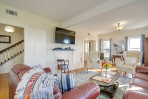 Living Room | Queen Sleeper Sofa | Free WiFi