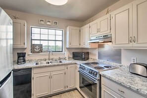 Kitchen | Fully Equipped w/ Cooking Basics