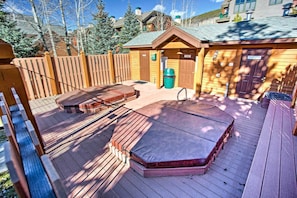 Community Amenities | Hot Tubs | Scenic Views