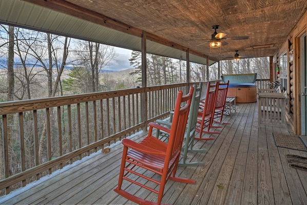 Bryson City Vacation Rental | 2BR | 2BA | 864 Sq Ft | Stairs to Access