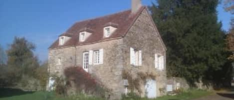 Vue d'ensemble. cour commune maintenant bordée d'un mur.