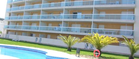 Edificio de apartamentos con jardin y piscinas