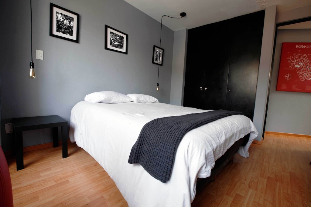 VRBO Mexico City: Modern style bedroom, with large bed and closet