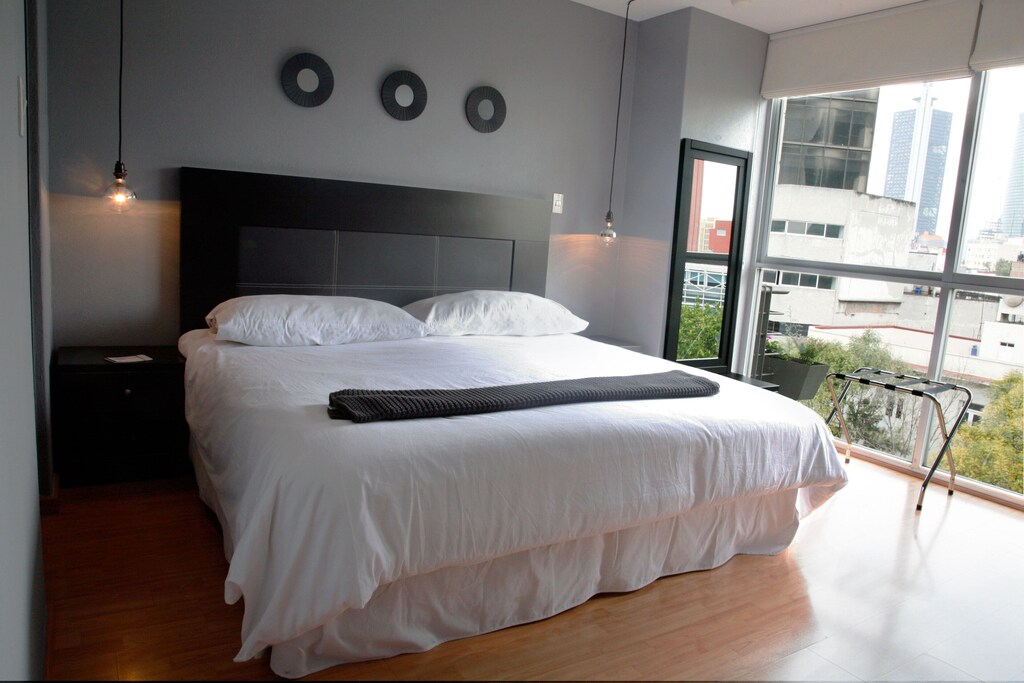 VRBO Mexico City: Modern style bedroom, with large bed and floor to ceiling windows