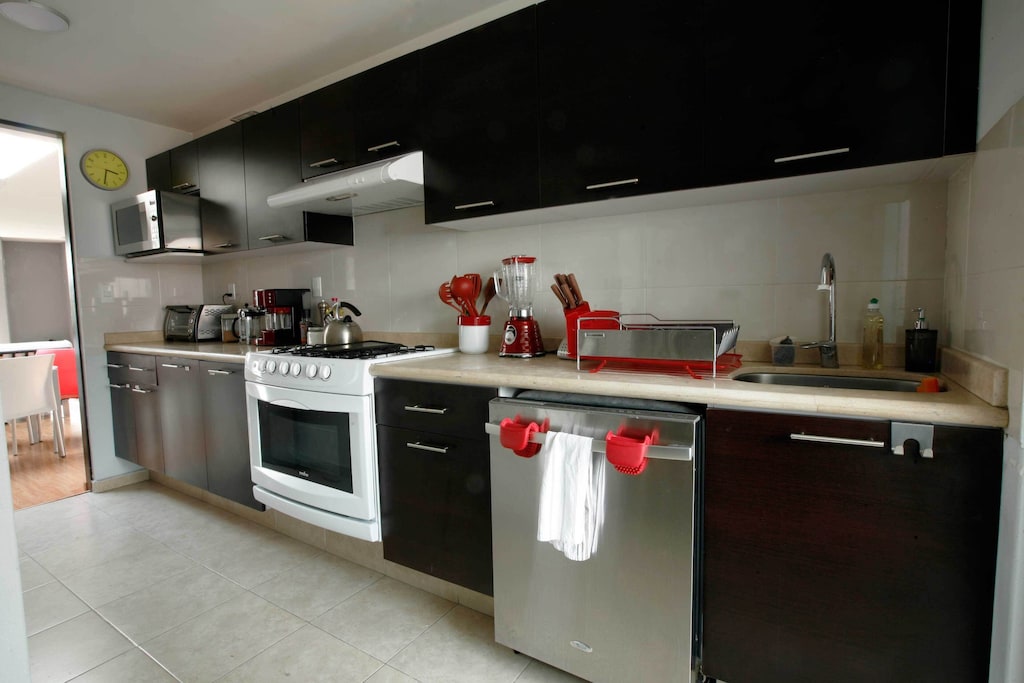 VRBO Mexico City: Modern kitchen with lots of appliances, both big & small ones