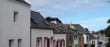 devant de la maison avec le port de plaisance  à 100M