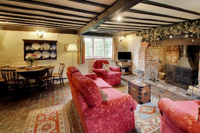 Lovely Cottage in a country garden setting, pet friendly, and weekly discounts