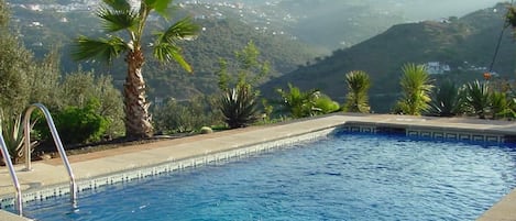 Piscine et palmiers, beau paysage de montagnes