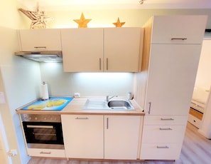 Küche mit nagelneuem Geschirrspüler und Kühlschrank