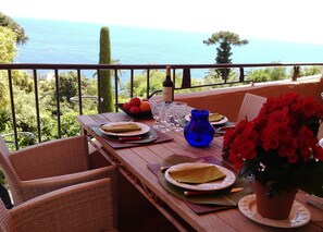 Lunch is ready on the lower terrace ! 