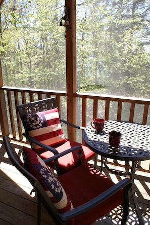 screened-in porch,perfect for morning coffee