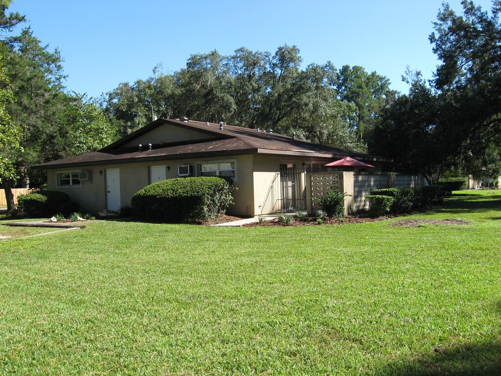 AFFORDABLE: quiet 1 bedroom apt; pvt.patio; trees; UF, downtown, shopping 1.5 mi