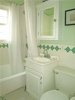 Spotless bathroom with Shower/Tub combo comes with towels and all linens