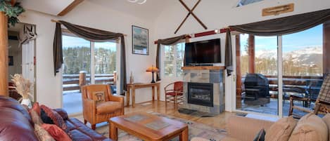 Luxury Saddle Ridge End unit/ 4BR/3.5BA + bonus bunk room/Sleeps 10