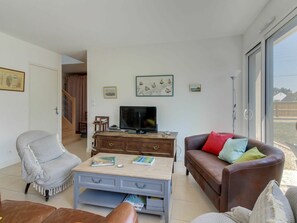 Table, Picture Frame, Couch, Furniture, Property, Comfort, Studio Couch, Interior Design, Wood, Living Room