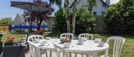 Ciel, Table, Plante, Meubles, Propriété, Chaise, Tableau De Plein Air, Arbre, Mobilier De Jardin, Ombre