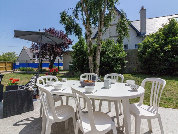 Sky, Table, Plant, Furniture, Property, Chair, Outdoor Table, Tree, Outdoor Furniture, Shade