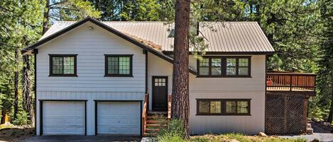 Bring the family to Truckee and stay at this vacation rental house!