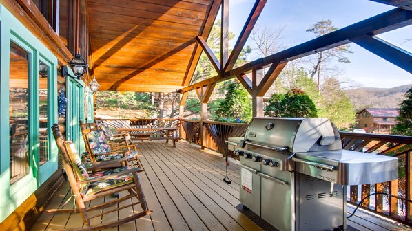 Massive L shaped rocking chair porch with full size picnic table plus more for outside seating!
