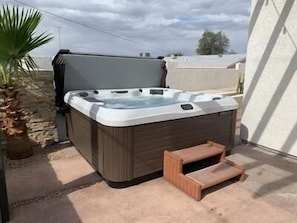 BRAND NEW BULLFROG HOT TUB!