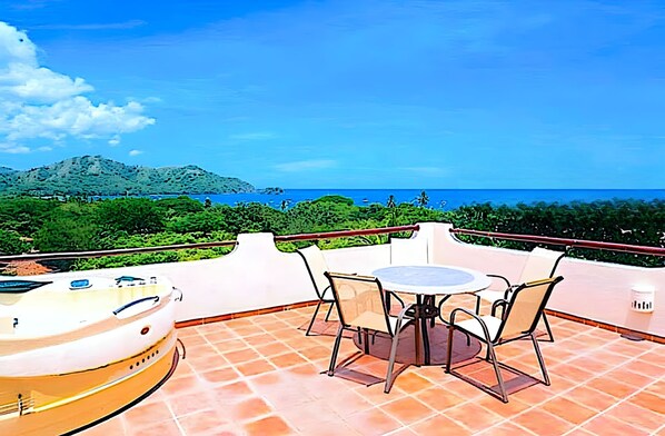 Condo, rooftop terrace, jacuzzi.