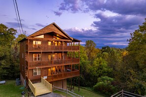 Eagles Landing Lodge has plenty of flat parking