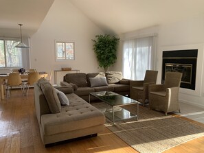 Bright, light living/dining area w/vaulted ceilings, skylights, & sliding doors